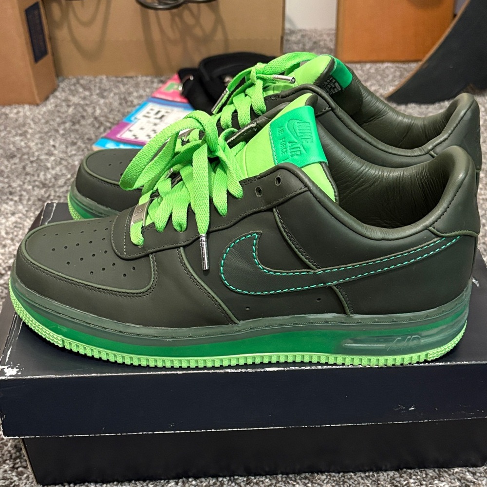 Nike Men's Dark Green and Neon Green Sneakers